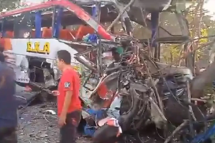 Tabrakan Maut Bus Eka...