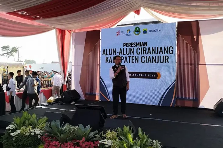 Resmikan Alun-Alun Ciranjang,...