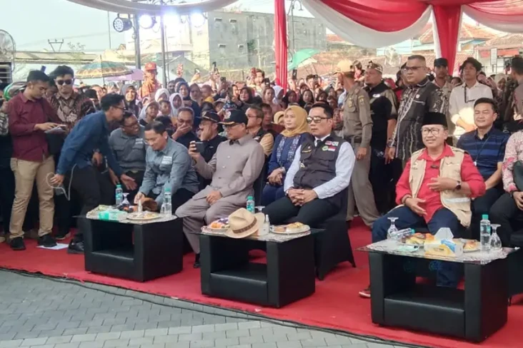 Resmikan Alun-Alun Ciranjang,...
