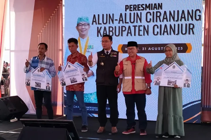 Kang Emil Resmikan Alun-Alun...