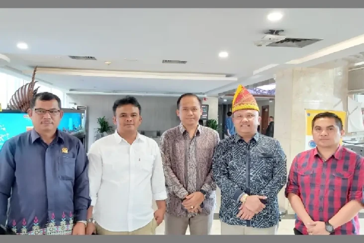 Kunjungi Kemenko Marves,...