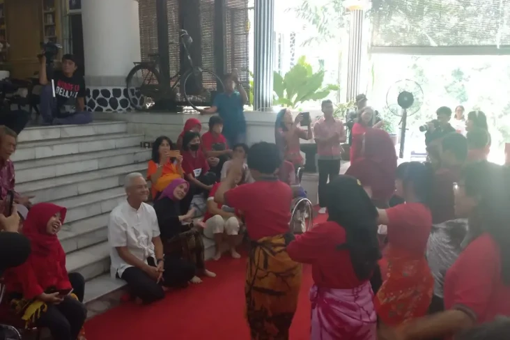 Ganjar dan Atikoh Bagikan...