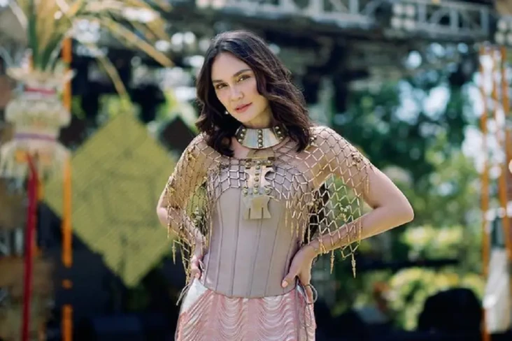Luna Maya Dapat Kado...