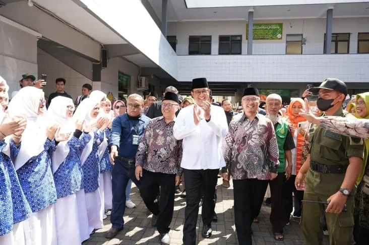 Meriah! Anies Disambut...
