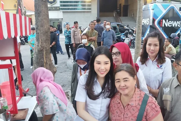 Gelar Makan Gratis Gerobak...