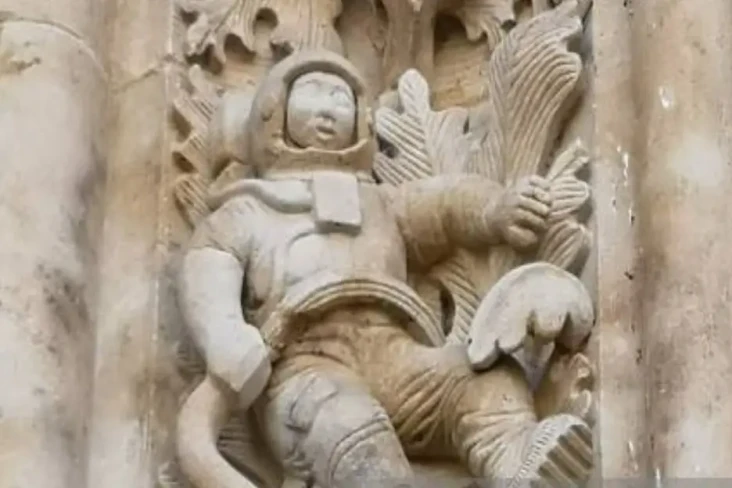 Ukiran Relief Astronot...