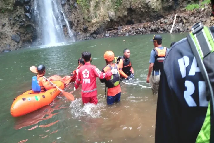Remaja Tenggelam di...