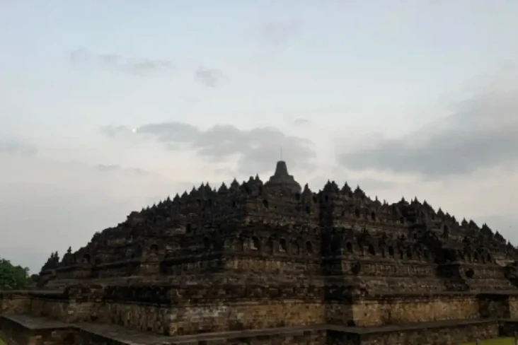 Puncak Stupa Utama Candi...