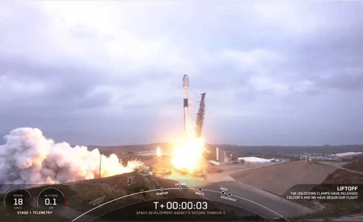 SpaceX Luncurkan 13...