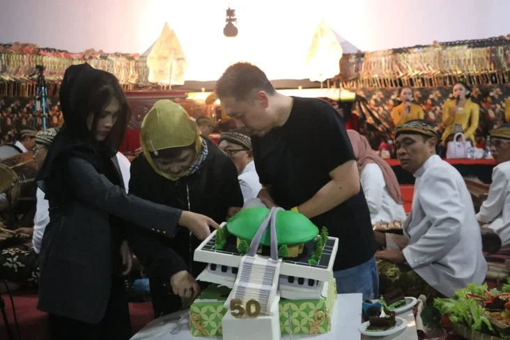 Ulang Tahun Emas, Tim...