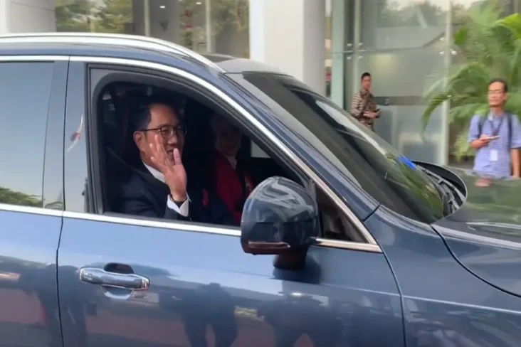 Momen Ridwan Kamil Setir...
