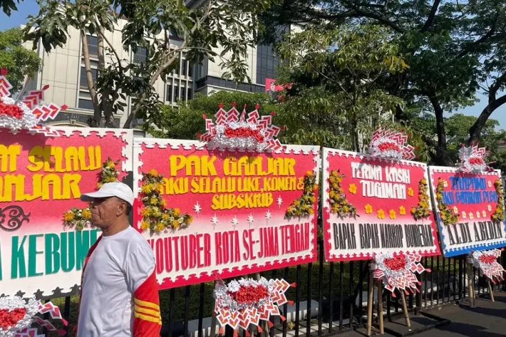 Karangan Bunga Banjiri...