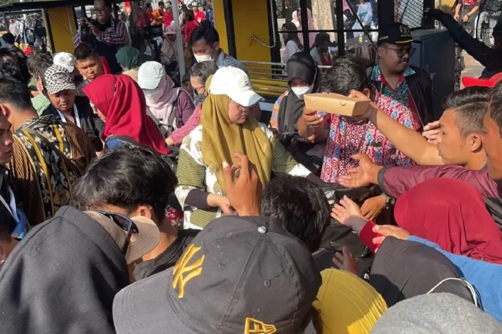 Ganjar Borong Jualan...