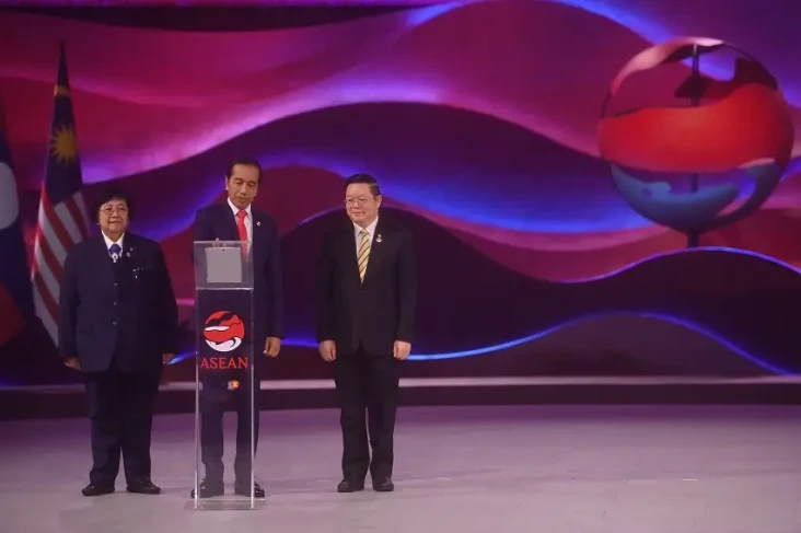 Didampingi Kao Kim Hourn,...