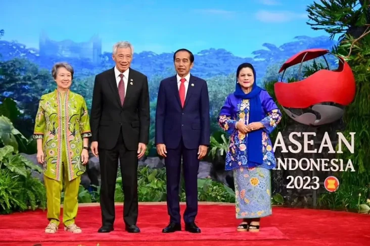 Iriana Jokowi Anggun...