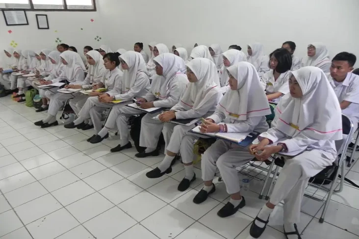 15 Kampus Akademi Keperawatan...