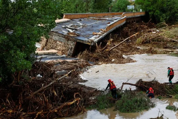 Hujan Deras Picu Banjir...