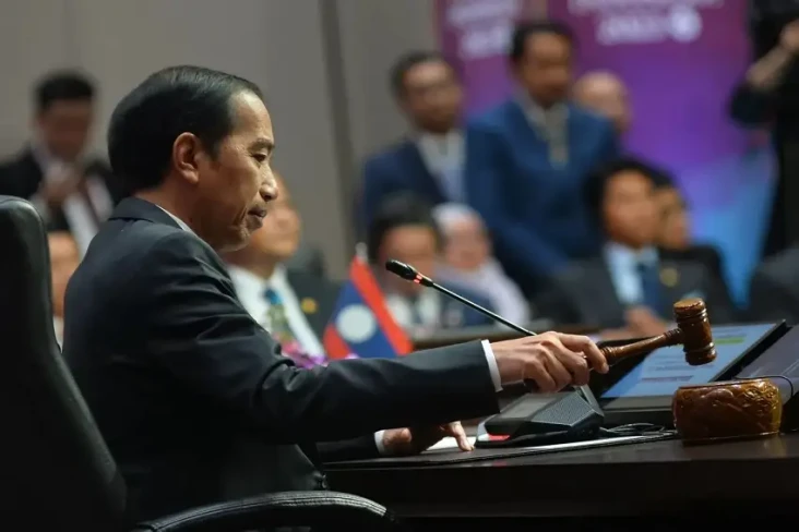 Jokowi: ASEAN Bukan...