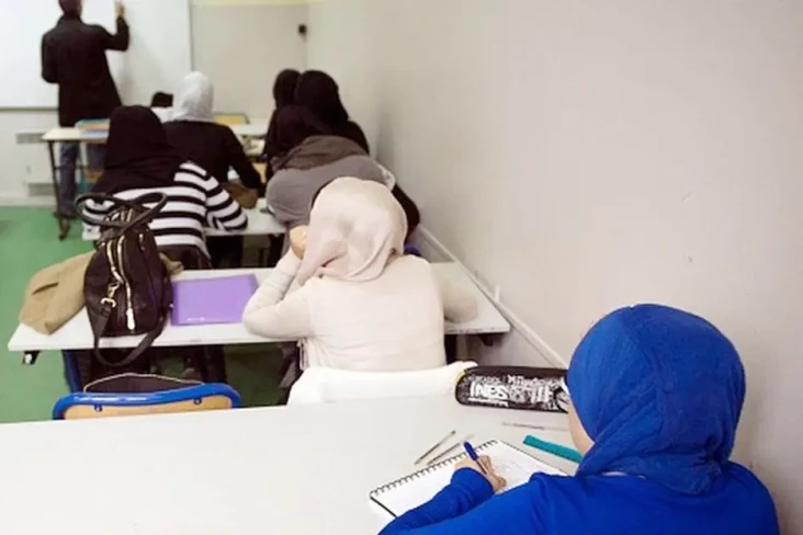 Abaya Dilarang, Sekolah...