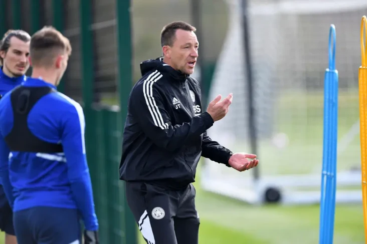 John Terry Bakal Latih...