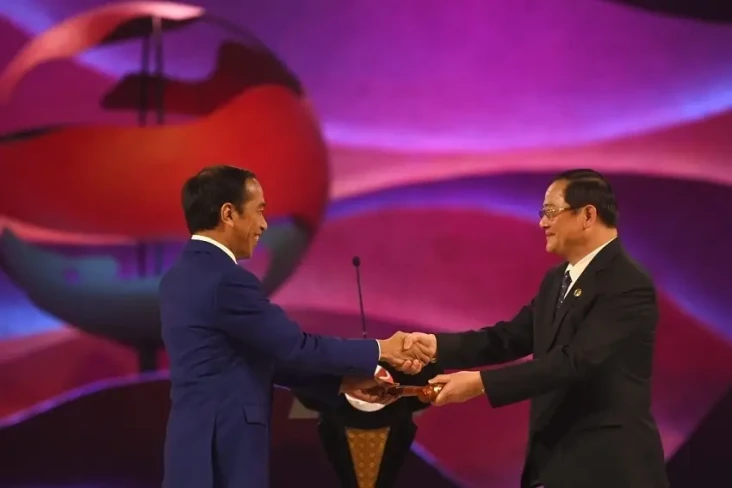 Presiden Jokowi Serahkan...