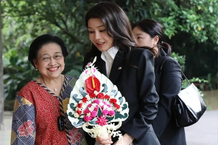 Megawati Sambut Hangat...