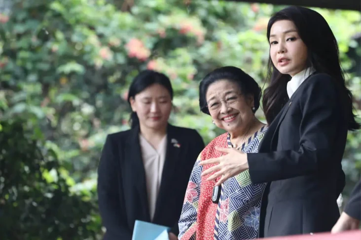 Ibu Negara Korsel Menikmati...