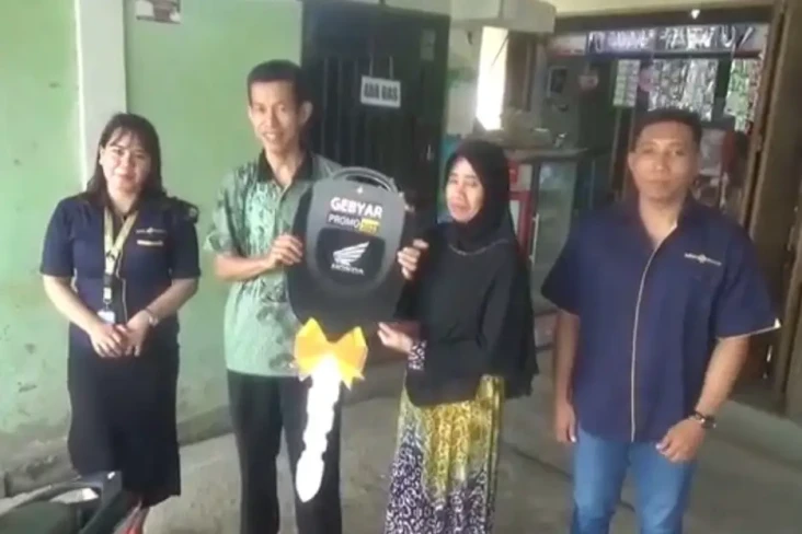 MNC Finance Serahkan...