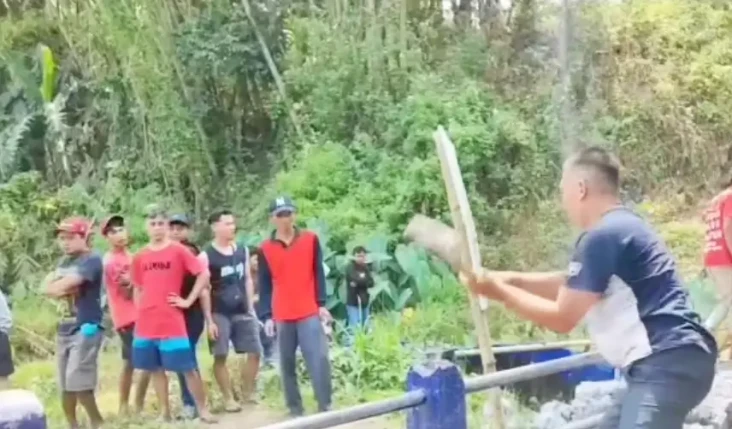 Viral! Warga Rusak Jembatan...