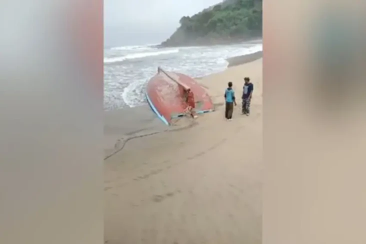 2 Kapal Nelayan Karam...