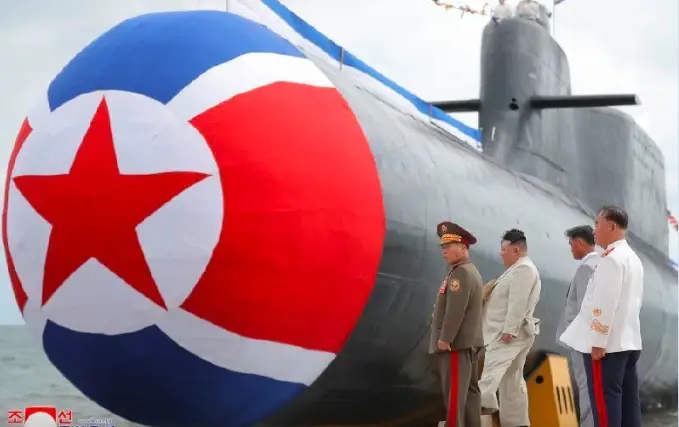 Korea Utara Luncurkan...
