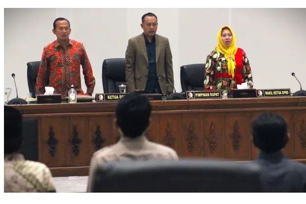 Taat Aturan, Bupati...