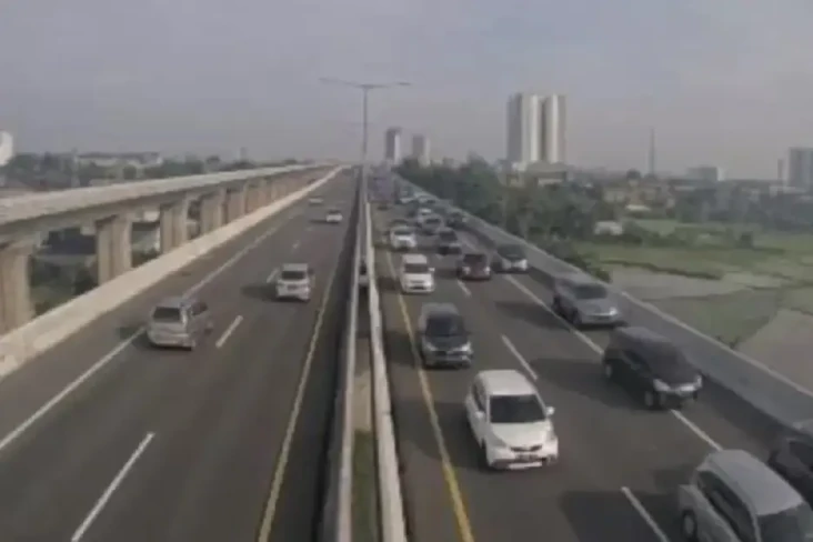 Pengemudi Mobil Lawan...