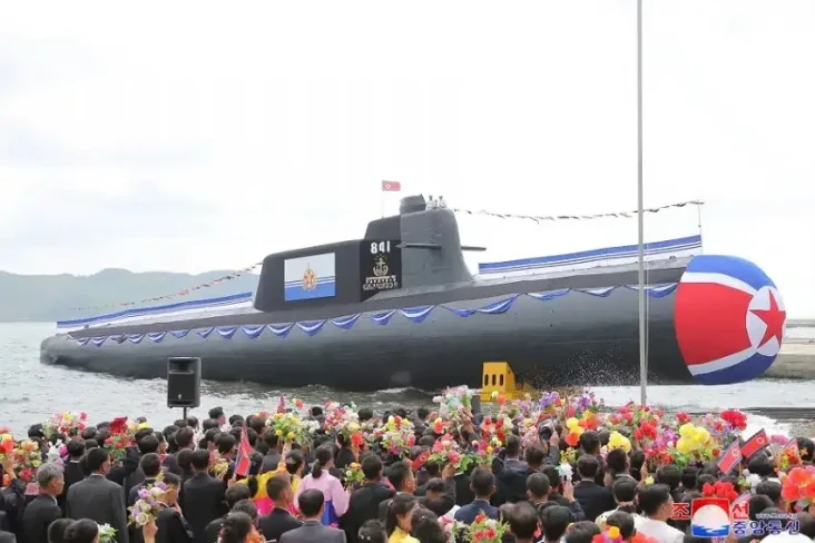 Korut Luncurkan Kapal...