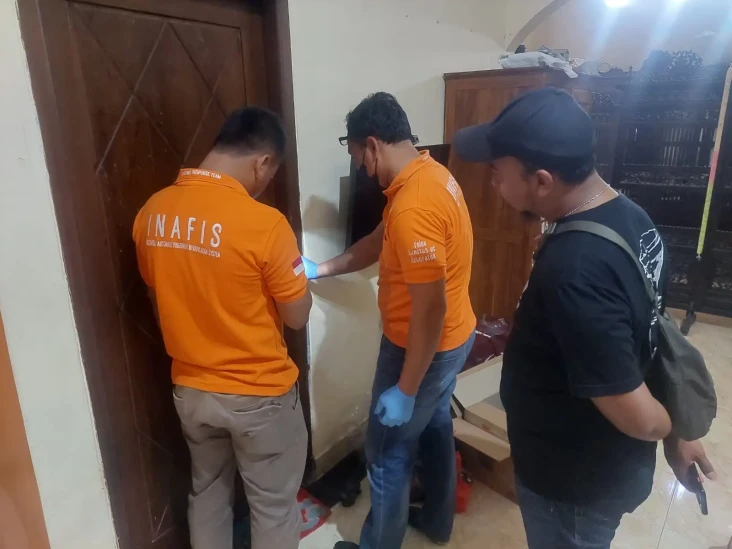 Ngaku Petugas Kebersihan,...