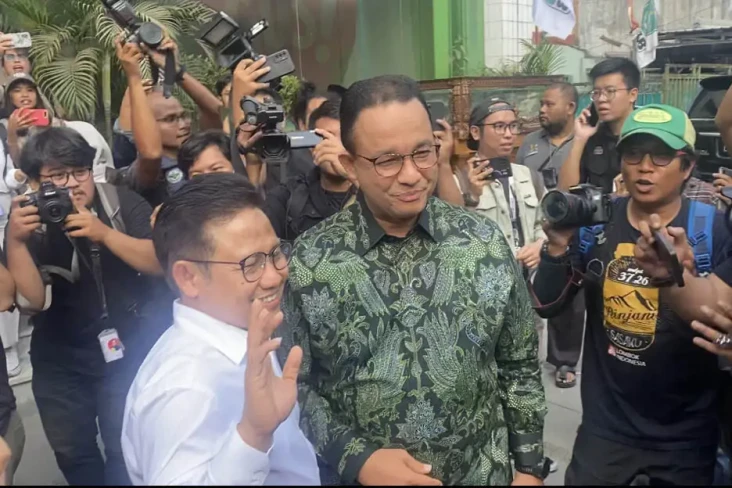Kenakan Batik Hijau,...