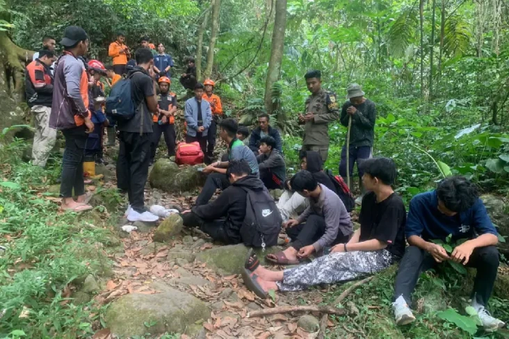 Belasan Santri Tersesat...