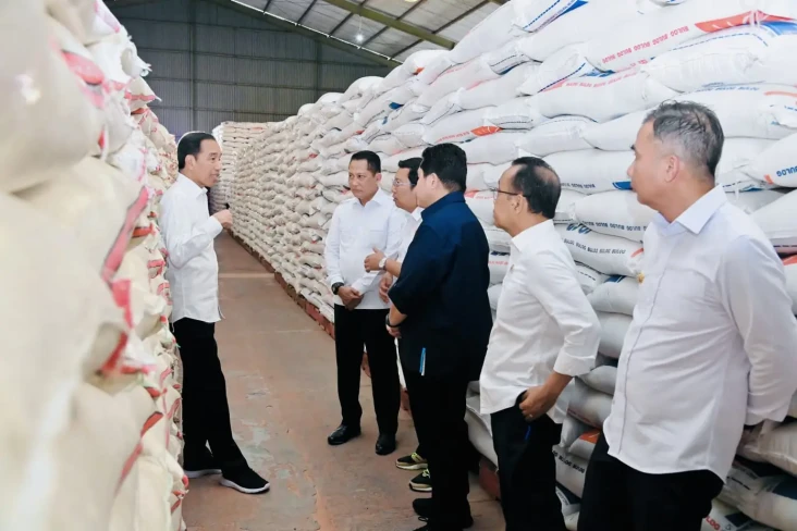 Jokowi Pastikan Stok...
