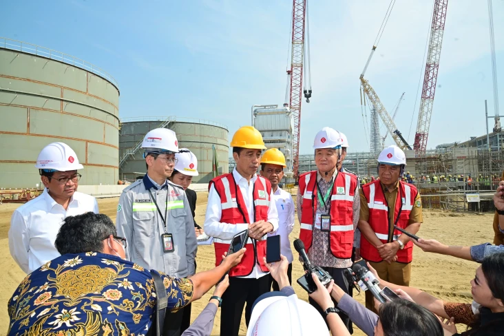 Jokowi Tinjau Proyek...
