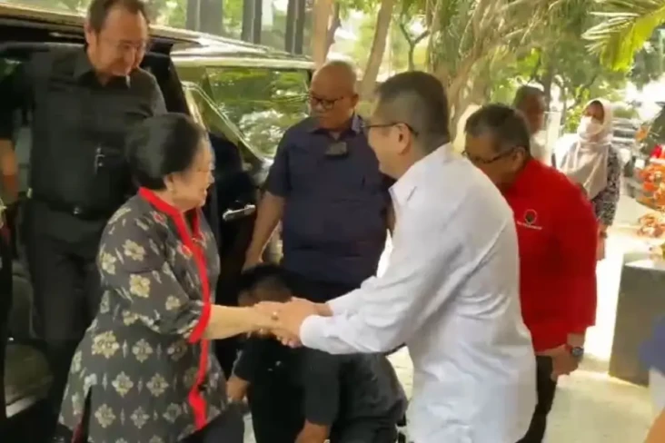 Disambut HT, Megawati...
