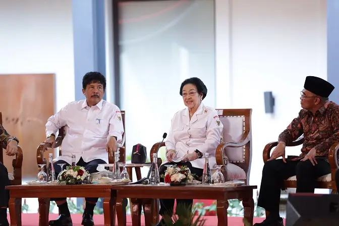 Megawati Beri Pembinaan...