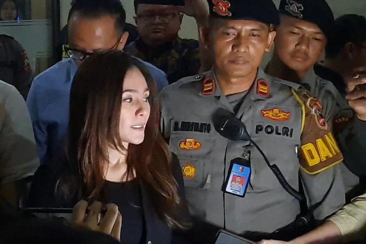 Wulan Guritno Irit Bicara...
