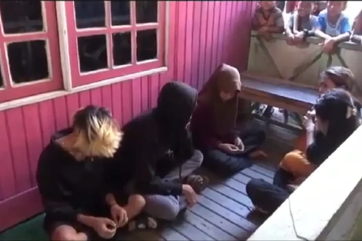 5 Remaja Digerebek Warga...