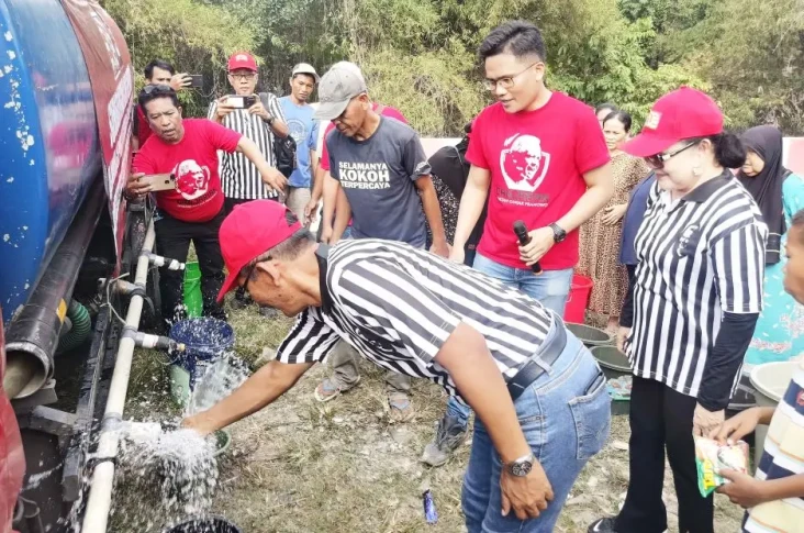 Relawan Ganjar Salurkan...