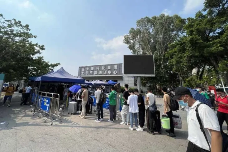 Foxconn Tawarkan Gaji...