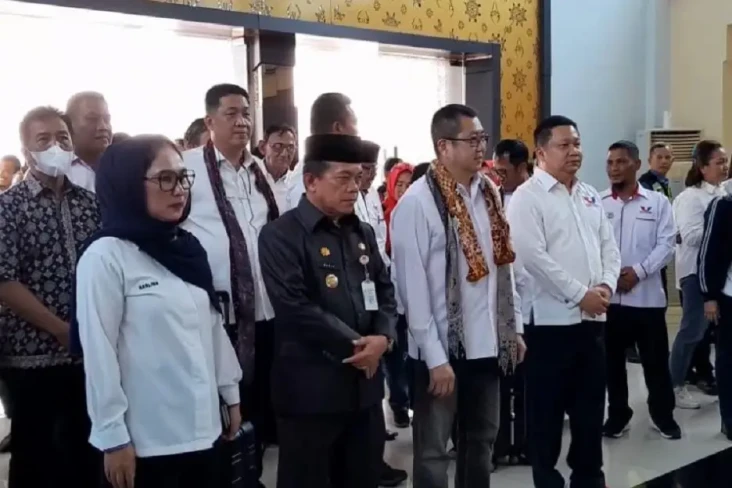 Tiba di Bandara Sultan...