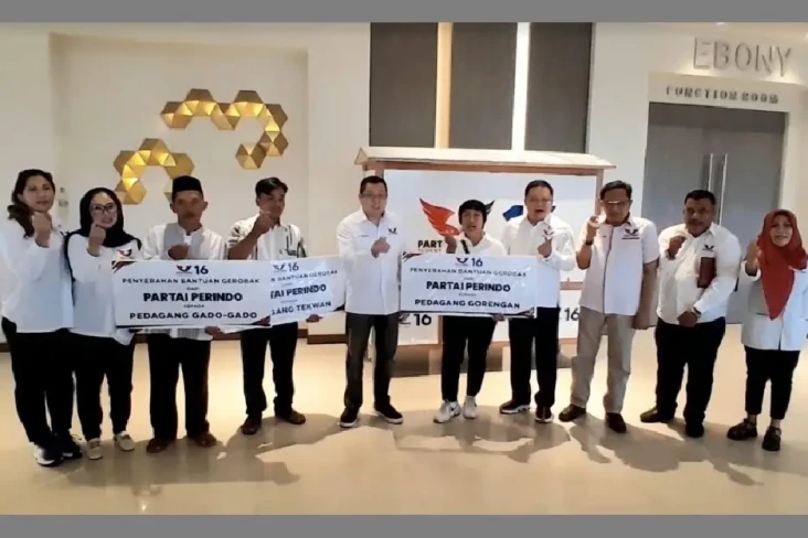 HT Bagikan Gerobak Perindo...