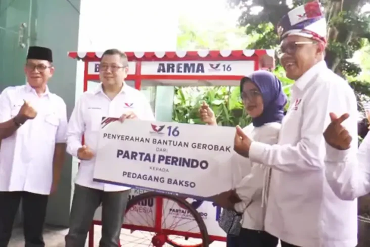 HT Serahkan Bantuan...