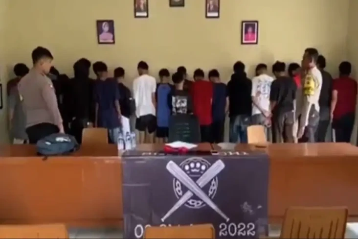 Bawa Senjata Tajam,...