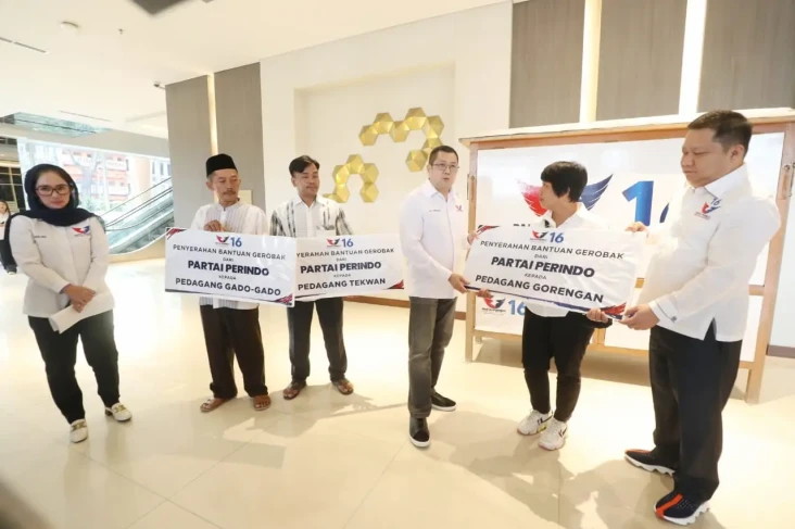 Momen HT Serahkan Bantuan...